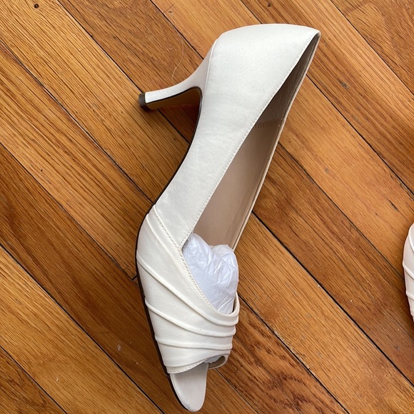 Nina Chezare-LS ivory luster satin size 9.5 Never Worn - Picture 2 of 5